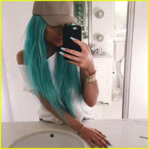 Kylie Jenner Shows Off Brand New Blue Hair!