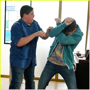 Manny & Luke Get Into A Guy Fight On 'Modern Family' Tonight