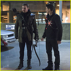 Stephen & Robbie Amell Share the Screen Together for the First Time as Arrow & Firestorm