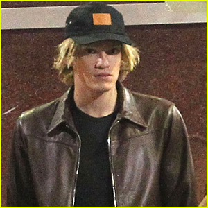 Cody Simpson Grabs Late Night Bite With Friends