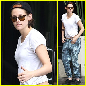 Kristen Stewart Gives a Big Thumbs Up During a Break For Fresh Air