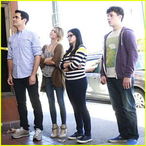 Alex, Haley & Luke Sneak Into Abandoned Theatre For Alex's Senior Ditch Day on 'Modern Family'