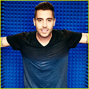 Nick Fradiani Performs on 'American Idol' Top 2 Show! (Video)