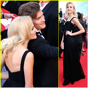 Pixie Lott & Oliver Cheshire Take Selfie On Cannes Red Carpet