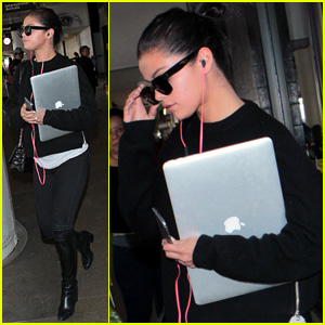 Selena Gomez Carries Her Laptop Through LAX Airport After Met Gala 2015
