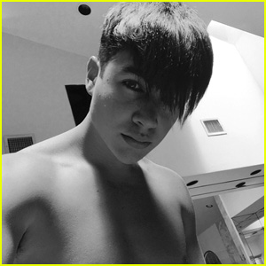 Austin Mahone Goes Shirtless in Hot New Selfie!