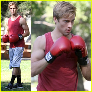 Austin North Shows Off His Buff Biceps While Boxing in the Park