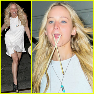 Jennifer Lawrence Goofs Around in NYC & Leaves Restaurant With Chopsticks Still in Her Mouth!