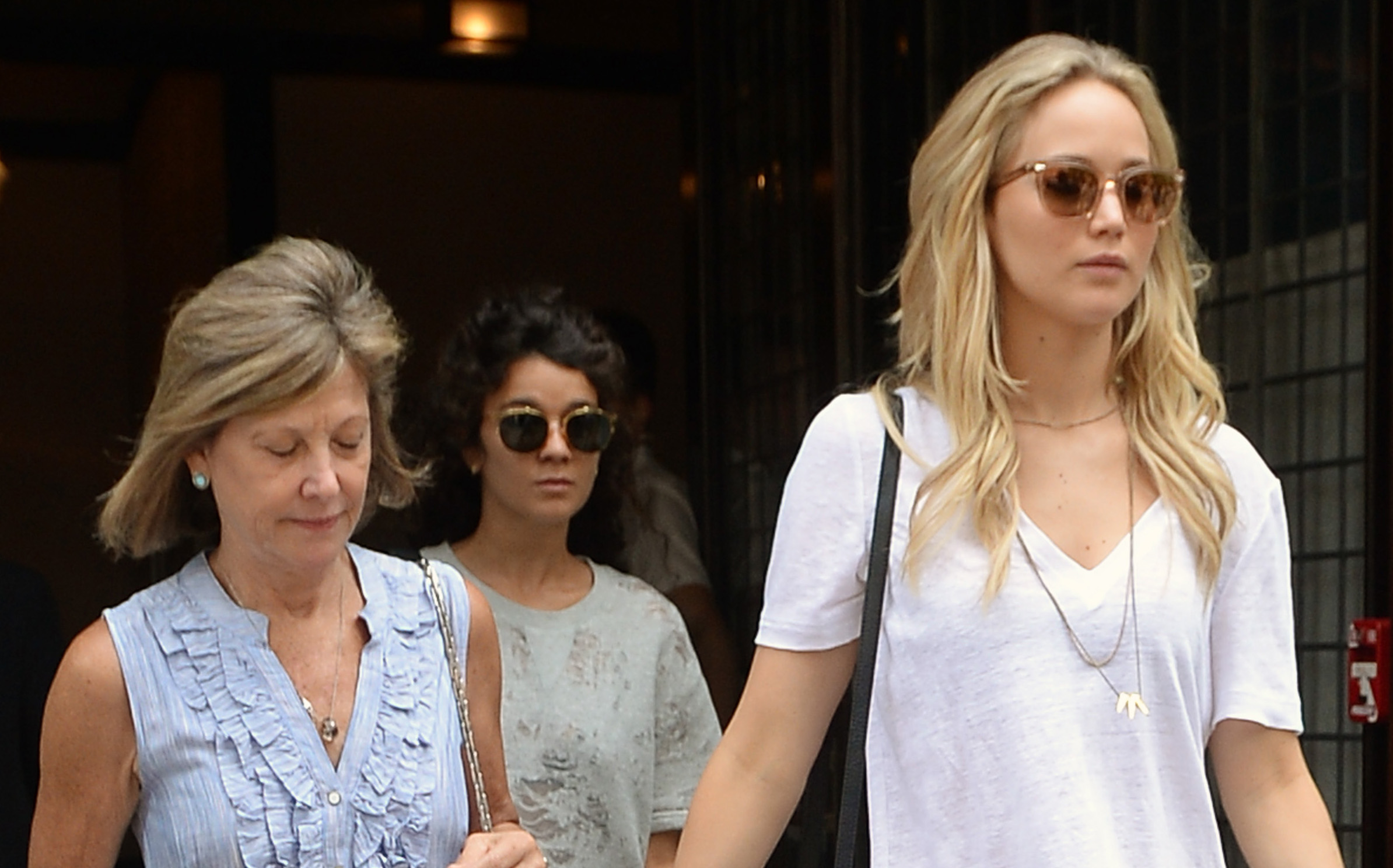 Jennifer Lawrence Mom Karen Go Apartment Hunting Together In NYC jennifer-lawrence-mom-karen-go-apartment-hunting-together-in-nyc