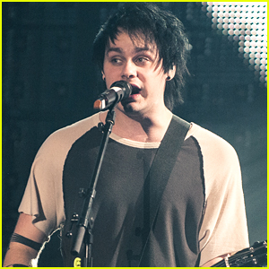 5 Seconds of Summer's Michael Clifford's Hair Catches On Fire At Wembley Concert