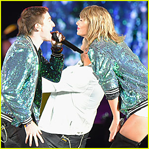 Taylor Swift Sings 'Shut Up and Dance' With Walk the Moon (Video)