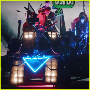 5 Seconds of Summer Build Their Own Float in 'She's Kinda Hot' Music Video - Watch Now!