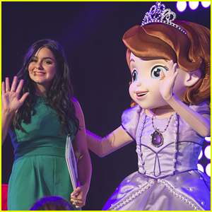 Ariel Winter Reads 'Sofia The First' To Fans At D23