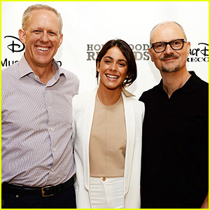 'Violetta' Star Martina Stoessel Signs With Hollywood Records