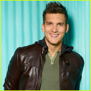 Scott Michael Foster Thanks Fans Following [SPOILER] on 'Chasing Life'