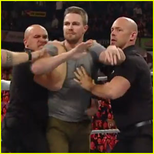 Stephen Amell Gets into the Ring at RAW, Challenges Stardust to Match at SummerSlam 2015!