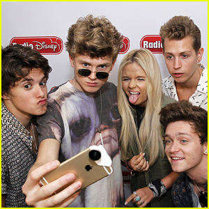 Alli Simpson Take Silly Selfies With The Vamps!