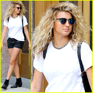 Tori Kelly Let Carly Rae Jepsen Take A '4.7 Second Nap' On Her Shoulder