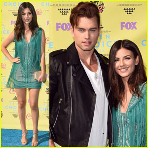 Victoria Justice Hits the Teen Choice Awards 2015 Carpet With Boyfriend Pierson Fode