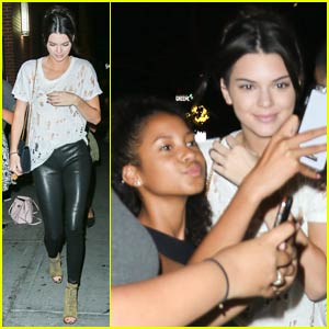 Kendall Jenner is Fan-Friendly in NYC!