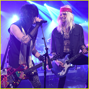 5 Seconds of Summer Dress Up As Poison For iHeartRadio's Halloween Concert!