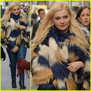 Hey Guys, Abigail Breslin Has Some Important Texting Advice For You
