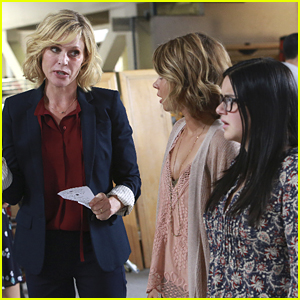 Haley & Alex Head To Work With Claire On Tonight's 'Modern Family'