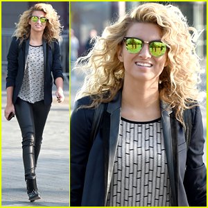 Tori Kelly Meets With Fans Before MOBO Nominations Performance