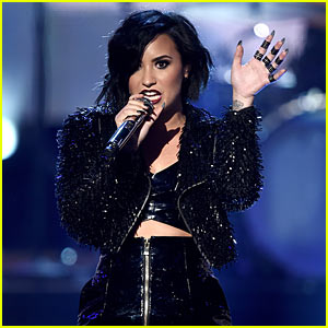 Demi Lovato Duets with Alanis Morrissette at American Music Awards - You Oughta Know!