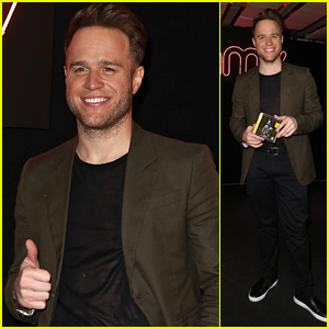 Olly Murs Signs Copies of His Latest Album For Fans