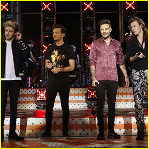 One Direction Perform Five Songs & Shut Down Hollywood Boulevard For 'Jimmy Kimmel Live'