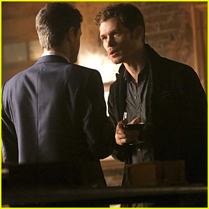 Klaus & Elijah Host A Thanksgiving Truce On 'The Originals'