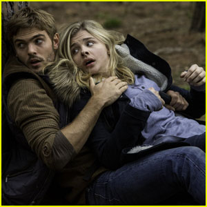 Chloe Moretz & Alex Roe Connect in This 'Fifth Wave' Exclusive Clip - Watch Now!