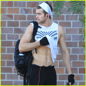 Pierson Fode Puts His Ripped Abs on Display at the Gym!