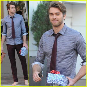 Pierson Fode Walks Barefoot While Christmas Shopping at The Grove!