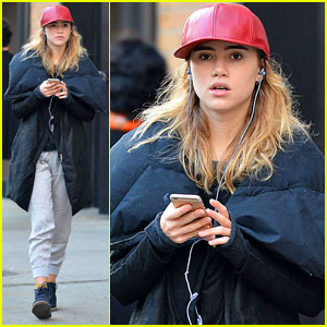 Suki Waterhouse is Binge-Watching Which TV Shows Right Now?