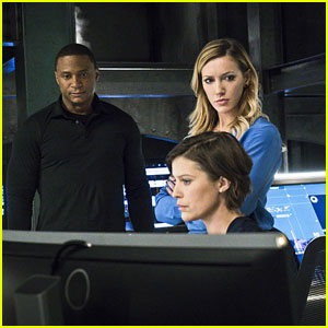 Felicity Seemingly Quits Team 'Arrow' Tonight