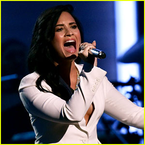 Demi Lovato Belts Out Lionel Richie's 'Hello' at Grammys 2016! (Video)