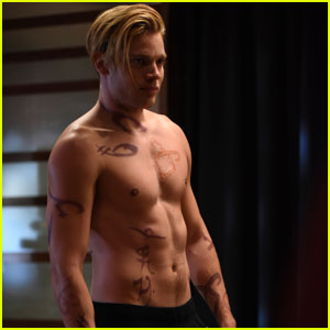 Dominic Sherwood Shows Off Ripped Shirtless Body on Tonight's 'Shadowhunters'