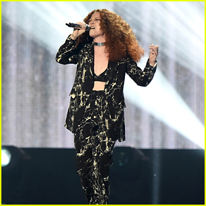 Jess Glynne Sings 'Hold My Hand' in BRIT Awards 2016 Performance - Watch Now!