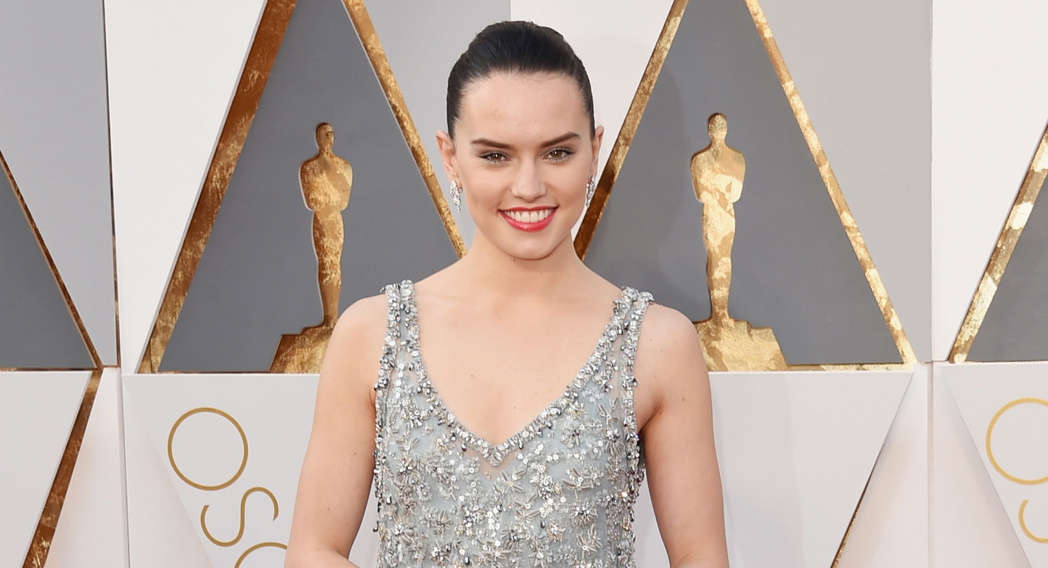 Star Wars’ Daisy Ridley Hits Oscars 2016 Red Carpet | 2016 Oscars ...
