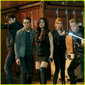 Tensions Rise Between Alec & Clary on Tonight's 'Shadowhunters'