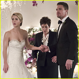 Oliver & Felicity Pretend to Get Married on Tonight's 'Arrow'