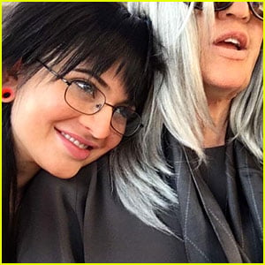 Kylie Jenner Dresses as Stalker Sarah While Going Undercover in Snapchat Story!