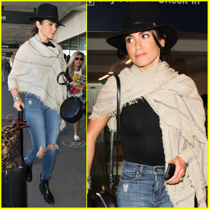 Nikki Reed Hands Out Positive Notes to Strangers