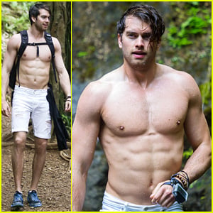 Pierson Fode Puts His Six-Pack on Display in Hawaii