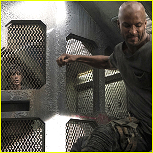 Bellamy Stays In His Cage On Tonight's 'The 100'