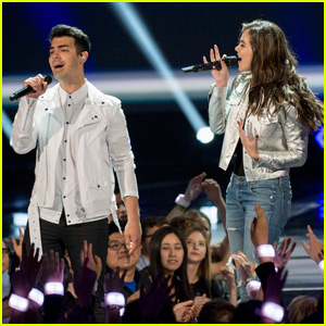Hailee Steinfeld & DNCE Perform Together at RDMA 2016