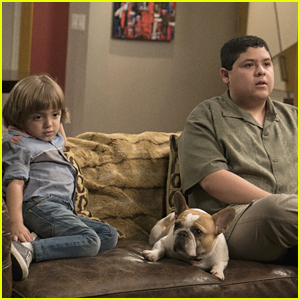 Manny & Joe Grab Some Couch Time on 'Modern Family' Tonight