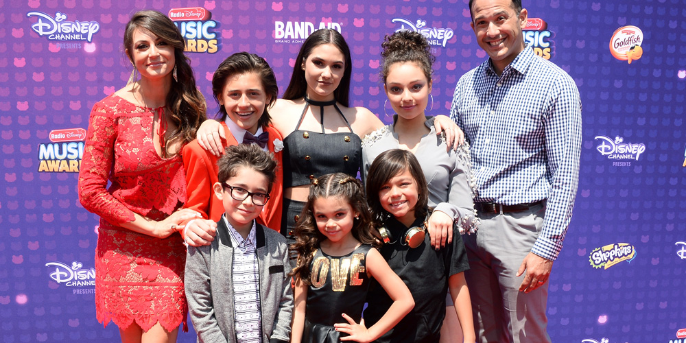 Jenna Ortega Brings Her ‘Stuck in the Middle’ Family to RDMA 2016